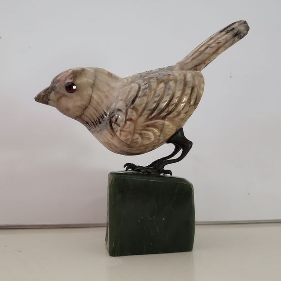 Carved Bird Sculpture W/ Garnet Eyes, Vintage Marble - Picture 5 of 14